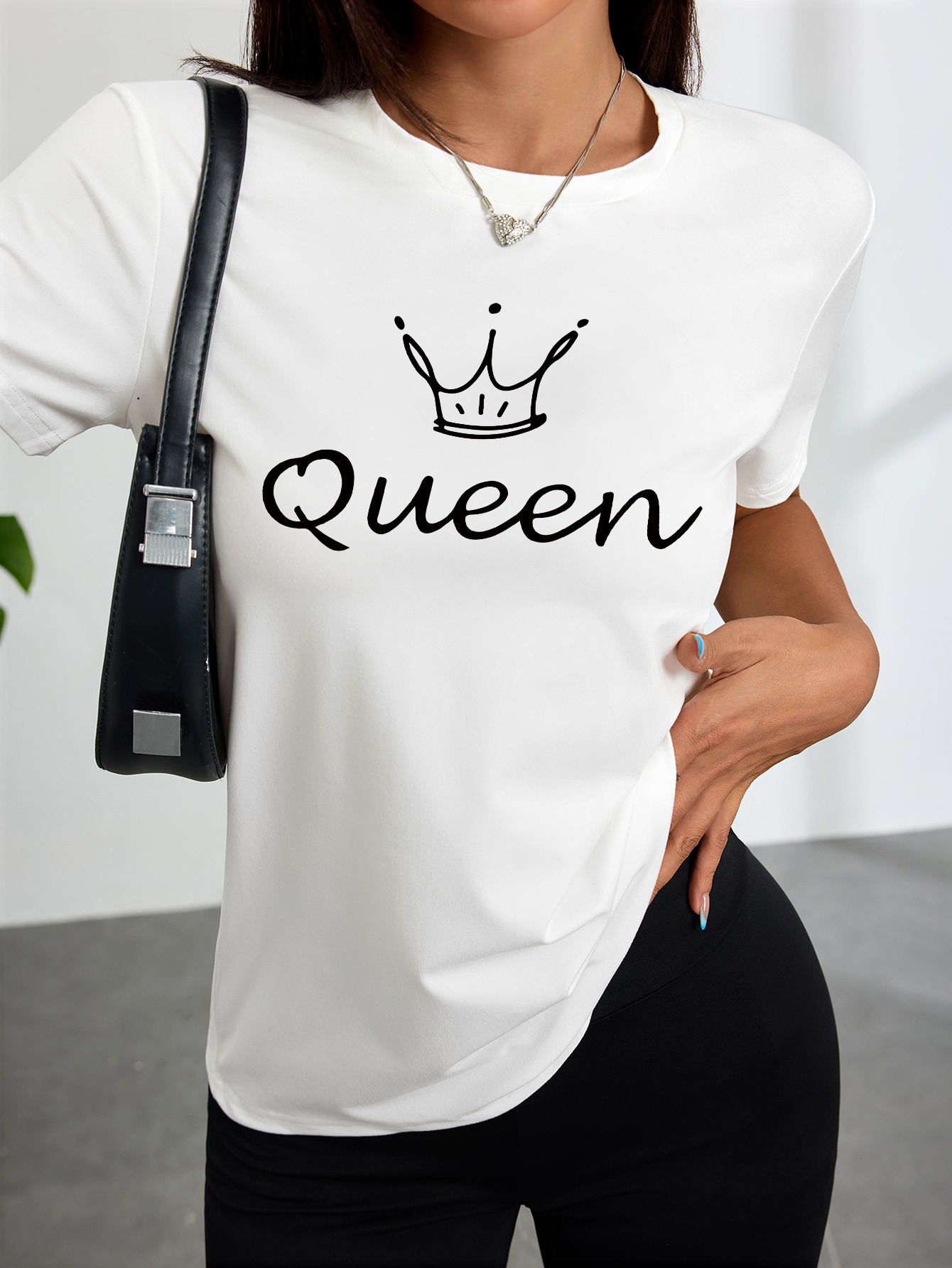 Women'S White T-Shirt Featurin - Queen Street Fashion recension och pris